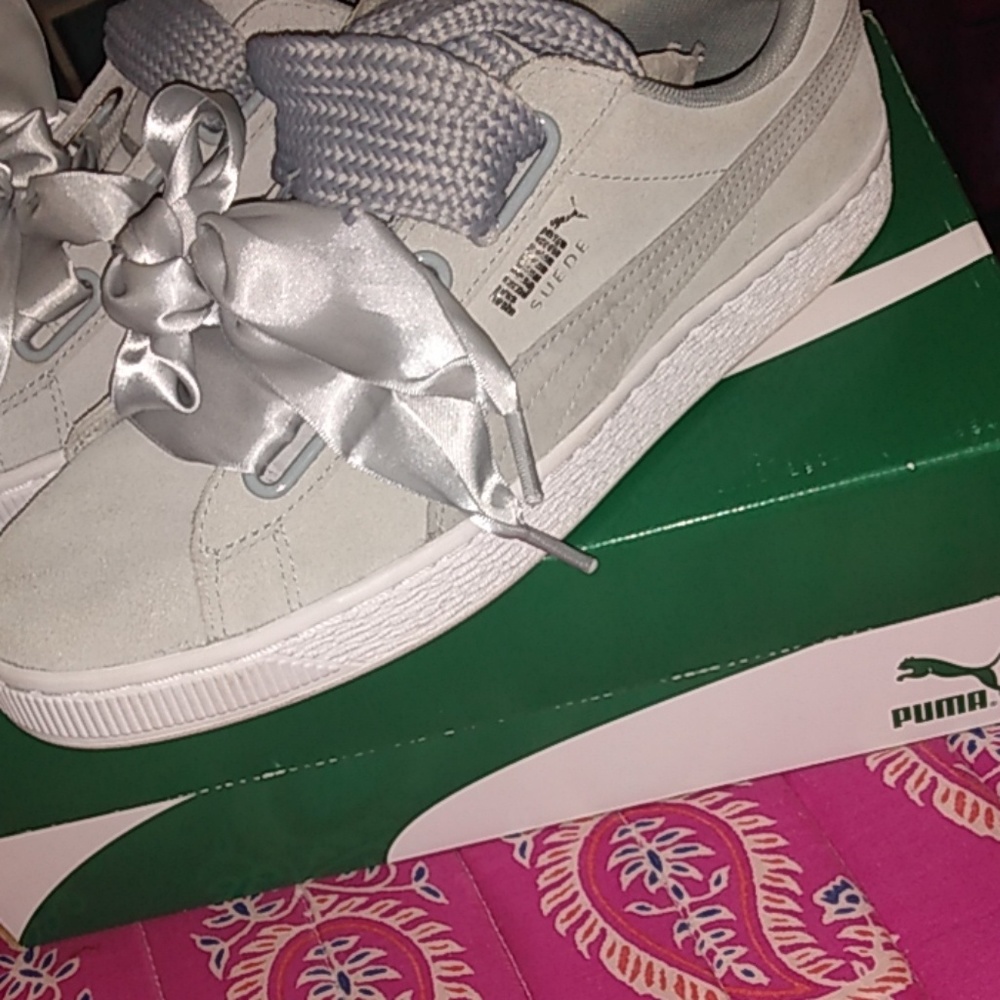 Suede Heart Safari Pumas